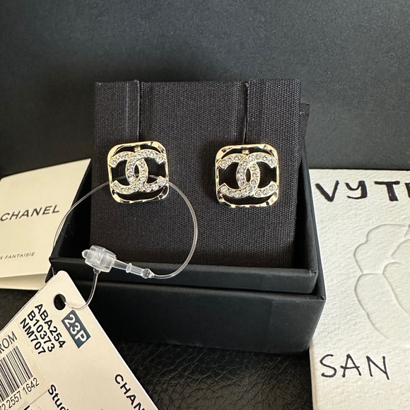 ❌ SOLD! Chanel 23P CC Square Stud Earrings - Picture 3 of 5